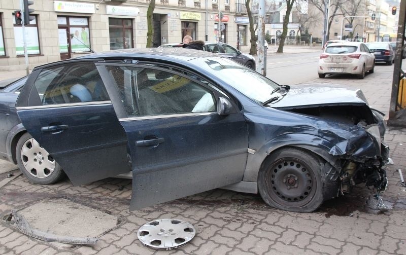 Wypadek na Gdańskiej. Auto uderzyło w budynek [ZDJĘCIA]