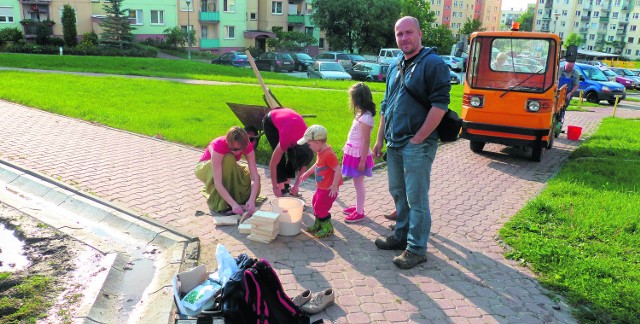 Przez dwa dni na kwietnej łące pracowało po kilkanaście osób, całe rodziny - mówi Łukasz Misiuna.