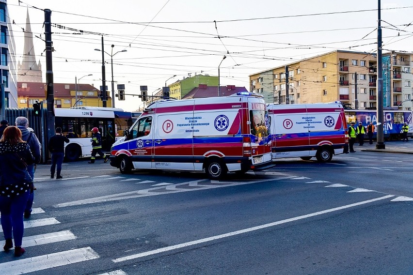 Wypadek na Bramie Portowej w Szczecinie: zderzenie tramwaju...