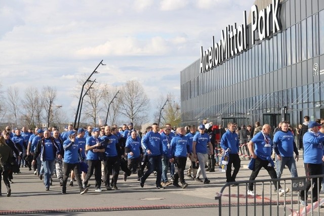 Kibice Ruchu Chorzów przed stadionem w Sosnowcu