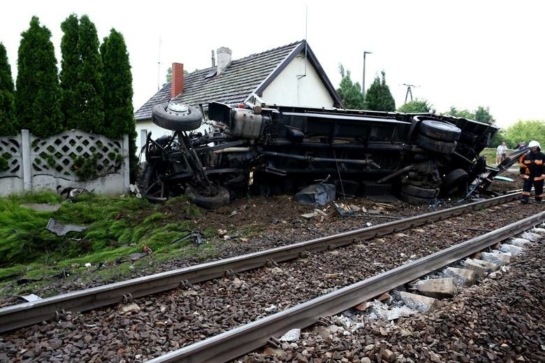 Wypadek na przejeździe kolejowym pod Piotrkowem. Pociąg uderzył w tira