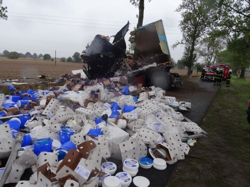 Wypadek pod Kaźmierzem: TIR uderzył w drzewo. Wysypał się......