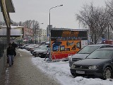 Wielka reklama zajmuje miejsca postojowe w Centrym Kielc. Kierowcy nie mają gdzie parkować. 