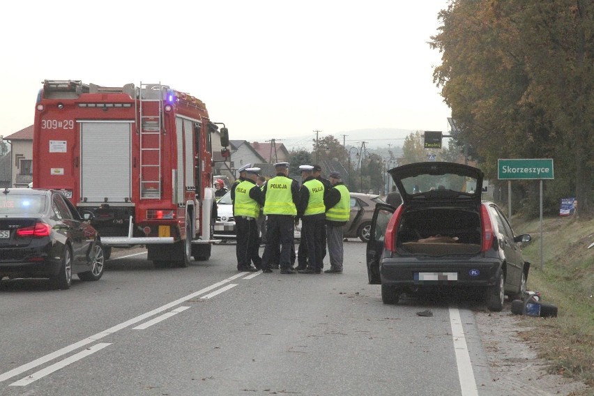Wypadek w Skorzeszycach. Zderzyły się cztery samochody w tym bus z dziećmi