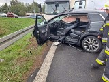 Wypadek na obwodnicy Karlina. Samochód osobowy zderzył się z ciężarówką. Jedna osoba trafiła do szpitala [ZDJĘCIA]