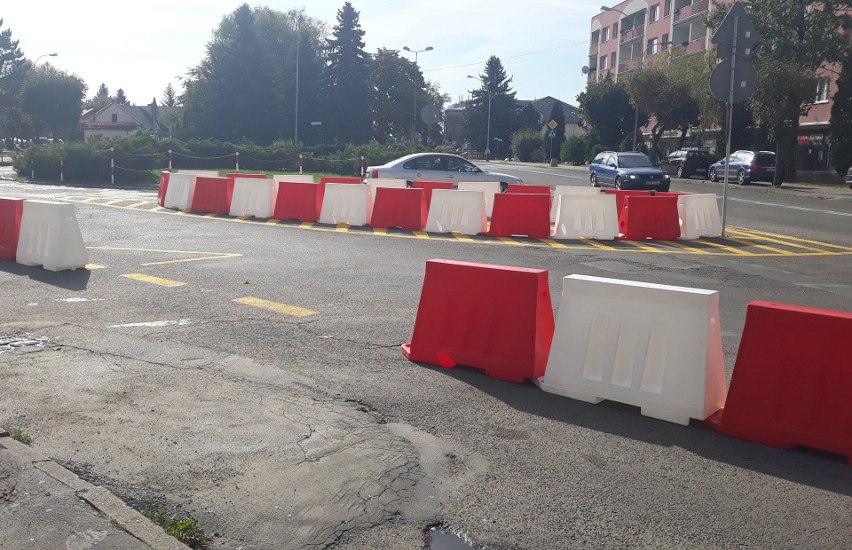 Przejeżdżający przez Plac Monte Cassino w Krośnie albo nie rozumieją nowego oznakowania albo je ignorują [ZDJĘCIA, WIDEO]
