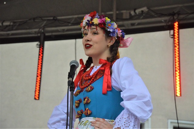 Na scenie jedna z Miechowianek deklarowała wokalnie, że "wyszłaby za dziada"