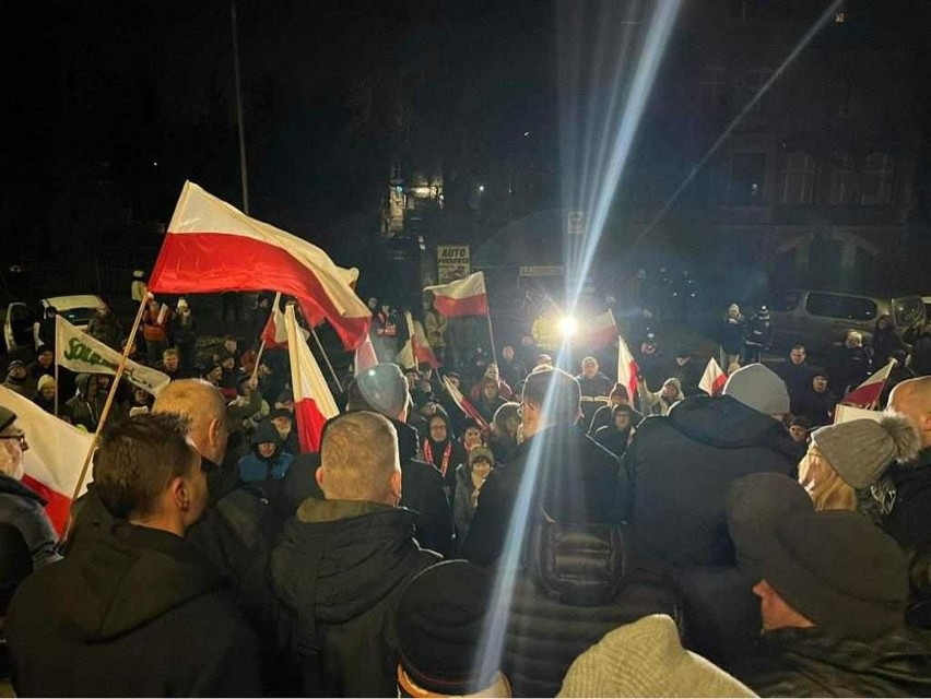 Manifestacja przed budynkiem TVP Szczecin [ZDJĘCIA]