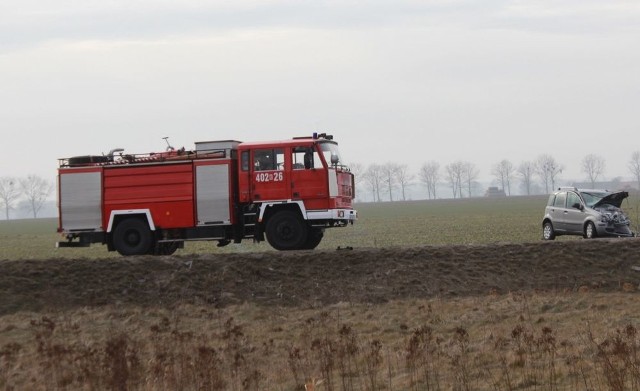 Tir zderzył się z osobówką. Jedna osoba ranna.