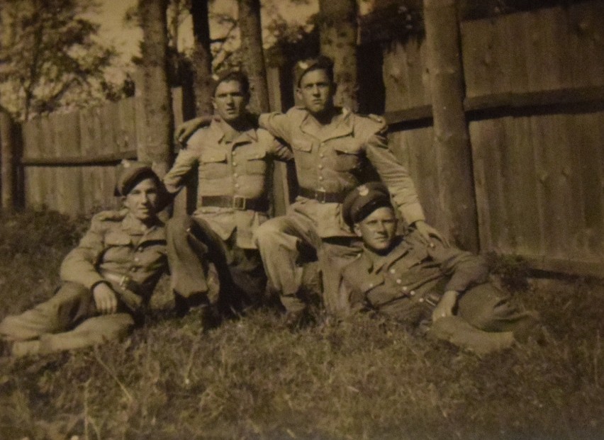 Józef Woźny (pierwszy od lewej) w wojsku, 1950 r.