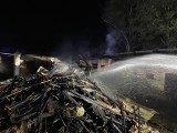 Pożar budynków gospodarczych w Szpakowie. 6 jednostek straży w akcji gaśniczej