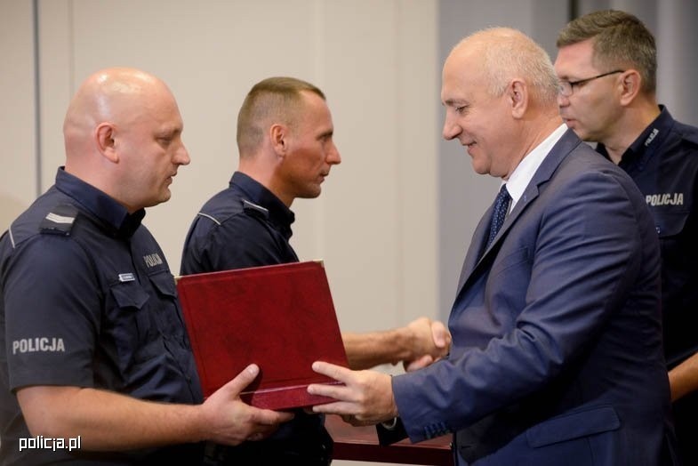 Lubelscy policjanci nagrodzeni za ratowanie lokatorów z płonącego mieszkania