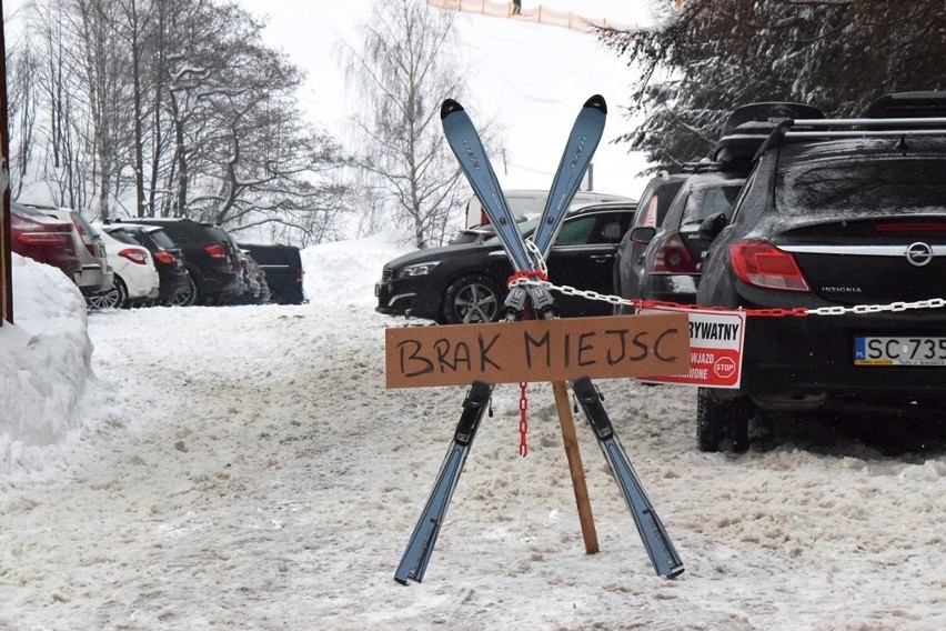 Rejon gondoli - w okolicy są  mniejsze, płatne parkingi....