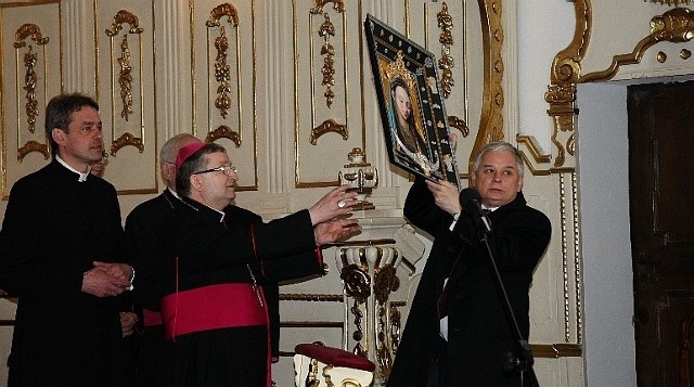 Wicekustosz sanktuarium ks. dr Józef Tomiak (z lewej) razem z kustoszem ks. Tadeuszem Kondrackim i biskupem Stefanem Regmuntem wręczyli prezydentowi Lechowi Kaczyńskiemu kopię obrazu Matki Bożej Cierpliwie Słuchającej.