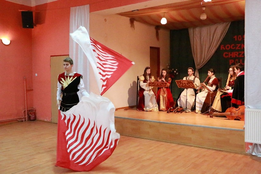 Dąb i tańce z flagami w rocznicę Chrztu Polski 