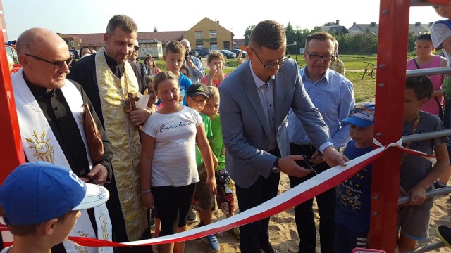 Żyroskop lotniczy, strzelnica sportowa, wyścigi na dmuchanych rurach, zabawy integracyjne z nagrodami - takie atrakcje czekały na dzieci podczas oficjalnego otwarcia parku linowego  w Wasilkowie.