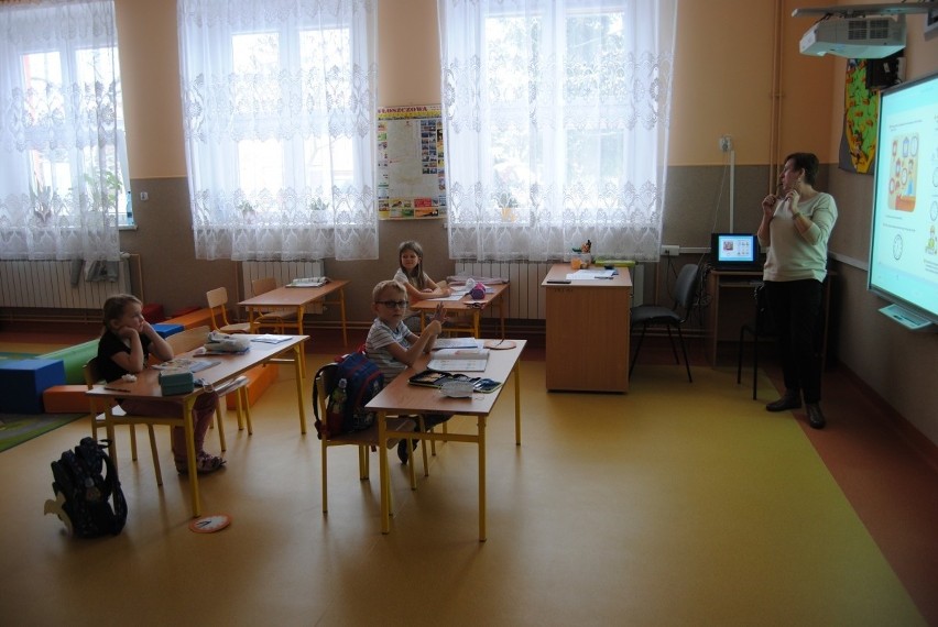 Wszyscy uczniowie podstawówki w Bebelnie we wtorek byli obecni na lekcjach. Wyjątkowo chętnie uczestniczyli w zajęciach [ZDJĘCIA]