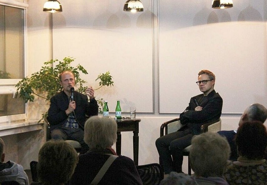 Spotkanie z popularnym aktorem Łukaszem Simlatem w inowrocławskiej bibliotece [zdjęcia]