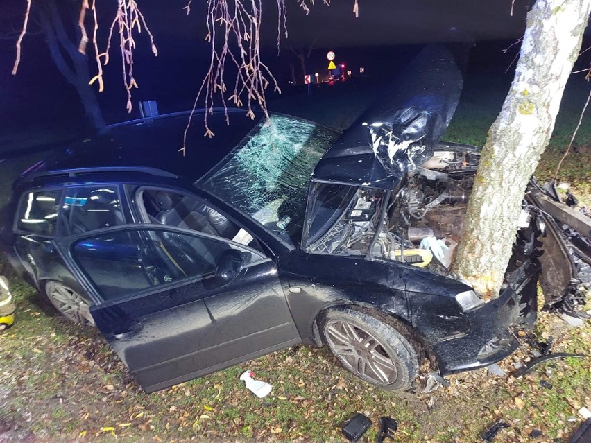 Wypadek w gminie Unisław. Audi wjechało w drzewo