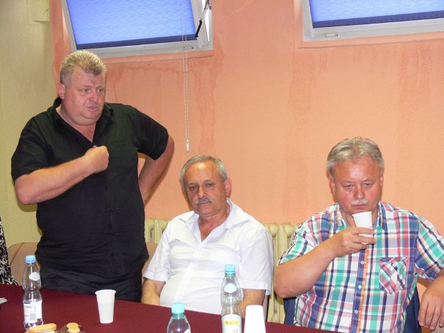 Czy radny powiatowy Maciej Skorupa -od lewej zaapeluje do swoich kolegów z rady powiatu i ościennych  gmin o przekazanie diet? Czas pokaże.