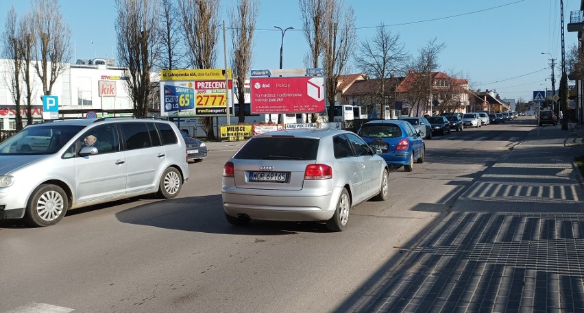 Ostrów Mazowiecka. Uwaga kierowcy. Duże korki przy "dużym rynku" w Ostrowi Mazowieckiej. 11.04.2022. Zdjęcia