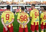 PKO Ekstraklasa. Z takimi numerami na koszulkach zagrają w sezonie 2023/2024 piłkarze Korony Kielce. Najwyższy ma Mateusz Czyżycki - 98