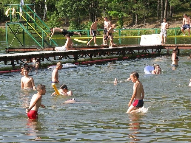 Powstaną nowe pomosty, a plaża zostanie poszerzona.  Po kąpieli dzieci pójdą na zjeżdżalnię.