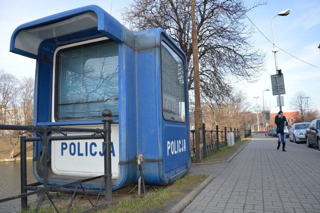 W budce przy Podwalu spotkaliśmy st. sierż. Michała Szpilę. Jak mówi, policjanci zmieniają się na posterunku co 12 godzin.