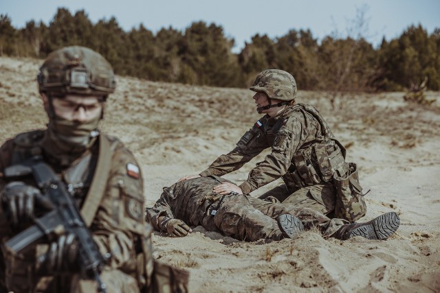 Pod koniec kwietnia 2022 roku Centrum Szkolenia Wojsk Obrony Terytorialnej w Toruniu zorganizowało kolejną edycję pięciodniowego kursu Combat Lifesaver - ratownika pola walki.