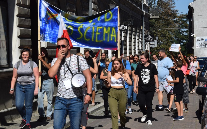 Demonstracja przeciwko "plandemii" w Jarosławiu. Kilkadziesiąt osób przeszło przez miasto [ZDJĘCIA]