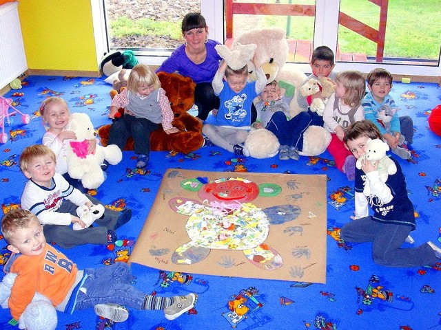 Dzieciaki ze swoimi misiami i z misiem przedszkolnym Tedusiem