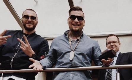 Popek wrócił do Polski. Wkrótce ma ruszyć polska trasa koncertowa Gangu Albanii już z Popkiem na scenie. Wcześniej raper pojawiał się na telebimie.