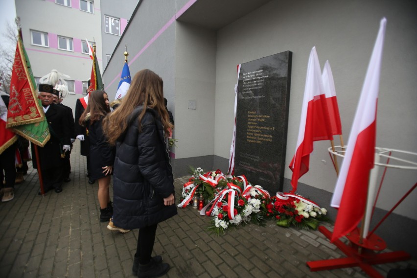 Obchody 37. rocznicy strajku i pacyfikacji kopalni „Wujek". Odsłonięto pamiątkową tablicę Dziewięciu Górników w SP nr 5 w Katowicach WIDEO 