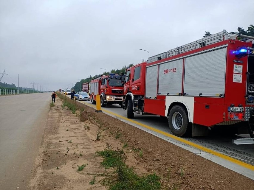 Strażacy z Radomska i Kamieńska gasili pożar na A1 w...