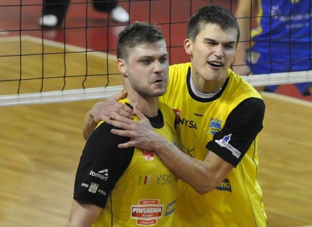 Szymon Piórkowski (z lewej) i Mateusz Nożewski po udanej akcji Stali.