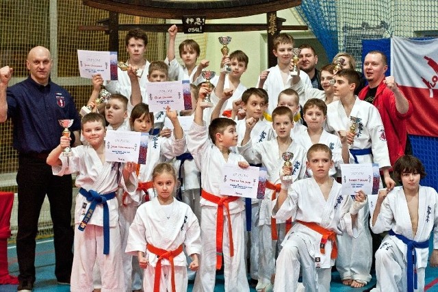 Karatecy Shinkyokushin dyplomami i pucharami.