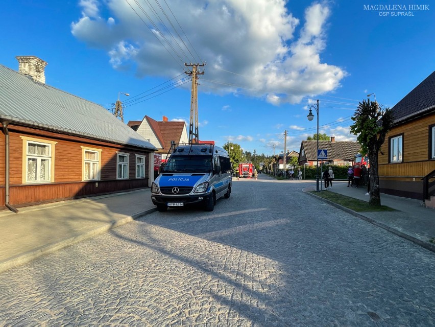 Supraśl. Pożar w piwnicy przy ul. Nowy Świat. W pobliżu były butle z gazem [ZDJĘCIA]