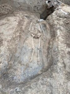 Archeolodzy już pracują na Królowej Jadwigi w Krakowie. Odkopano cmentarz?