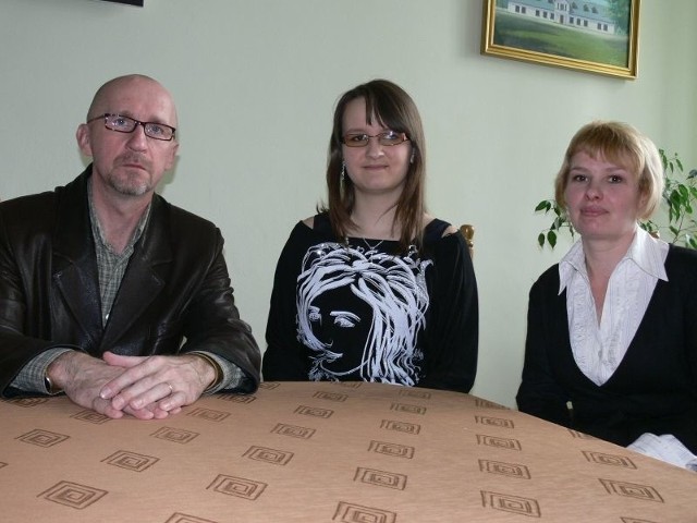 Ania Piotrowska (w środku) wraz ze swoją nauczycielką Ewą Stachurą i dyrektorem szkoły Markiem Zyganem.