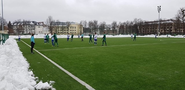 Wigry Suwałki po raz pierwszy w tym roku zagrały sparing na powietrzu. Suwalczanie przegrali z Żalgirisem Kowno