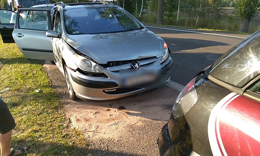 Wypadek na trasie Słupsk - Ustka. Zderzyły się trzy auta (zdjęcia)