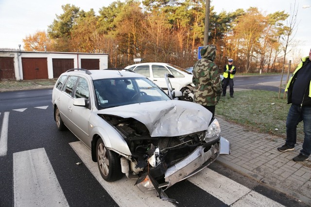 Autor: (pij)Do kolizji doszło we wtorek 24 listopada rano na skrzyżowaniu ul. Zachodniej z ul. Godlewskiego. Kierująca citroenem jechała ul. Zachodnią, chciała skręcić w ul. Godlewskiego. Najpierw musiała przepuścić jadącego z naprzeciwka forda mondeo. Nie zrobiła tego. Doszło do dość mocnego zderzenia. W citroenie wystrzeliła poduszka powietrzna kierowcy. Na szczęście nikomu nic się nie stało. Zdarzenie zostało zakwalifikowane przez policjantów jako kolizja. Zdaniem kierującej citroenem, ford jechał za szybko. Kierująca nie dopuszczała do siebie myśli, że źle oceniła odległość. Dostała mandat w wysokości 500 zł i 6 punktów karnych za spowodowanie kolizji. Mandat 200 zł dostał kierujący fordem.