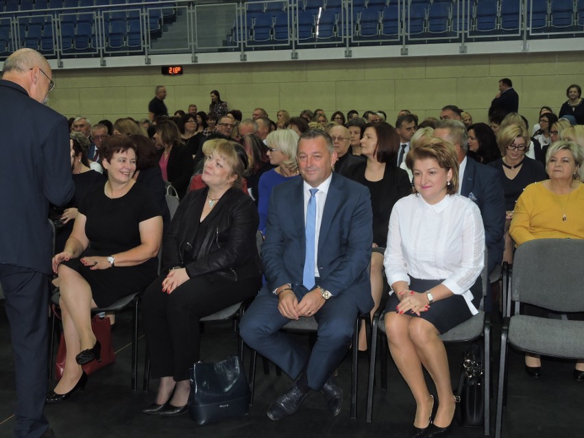 Ostrów Mazowiecka. Dzień Edukacji Narodowej: odznaczenia i nagrody dla najlepszych z subregionu [ZDJĘCIA, WIDEO]