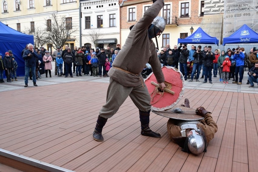 Rycerskie Urodziny Tarnowa. Był wielki tort i potyczki na miecze i topory 