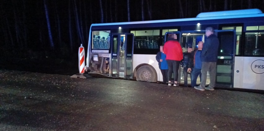 Groźne zdarzenie na remontowanej trasie Słupsk-Ustka. Autobus wypadł z drogi