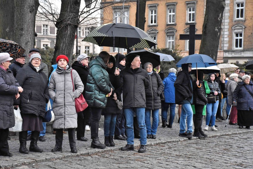 Wierni uczestniczyli w Miejskiej Drodze Krzyżowej, którą...