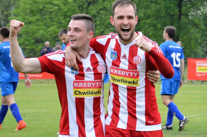 Mateusz Gleń (z lewej) wypracował pierwszego gola...