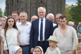 Wicepremier Jarosław Gowin z kosą w ręku wziął udział w powiatowej zabawie pod Łowiczem [ZDJĘCIA]