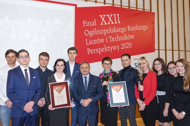 Gratulacje mocnej ekipie z opolskiej Trójki złożył wiceminister edukacji narodowej, Maciej Kopeć (z prawej).