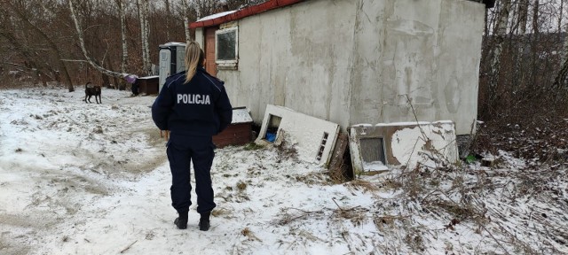 Policjantki opiekują się ubogimi zamieszkującymi starą przyczepę cempingową